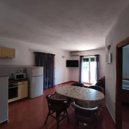 Mia * 特罗吉尔